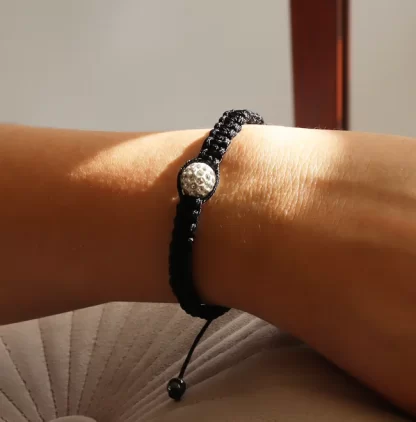 Pulsera de hilo ésferas blancas